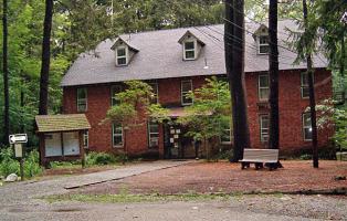 Camp Midvale in Ringwood, New Jersey Das ehemalige NaturFreunde-Camp Midvale in Ringwood, New Jersey